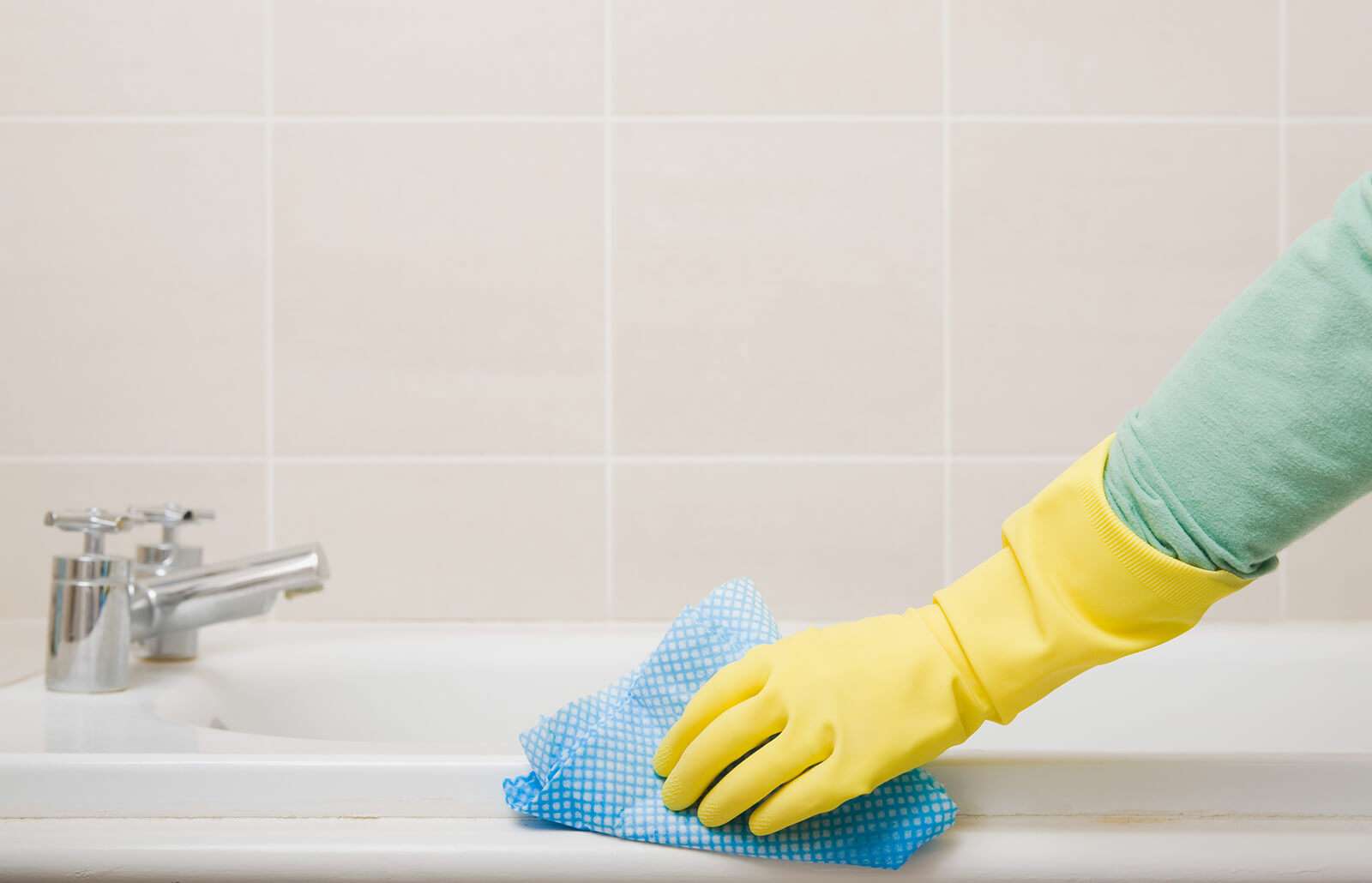 254095-1600x1030-how-clean-bathtub