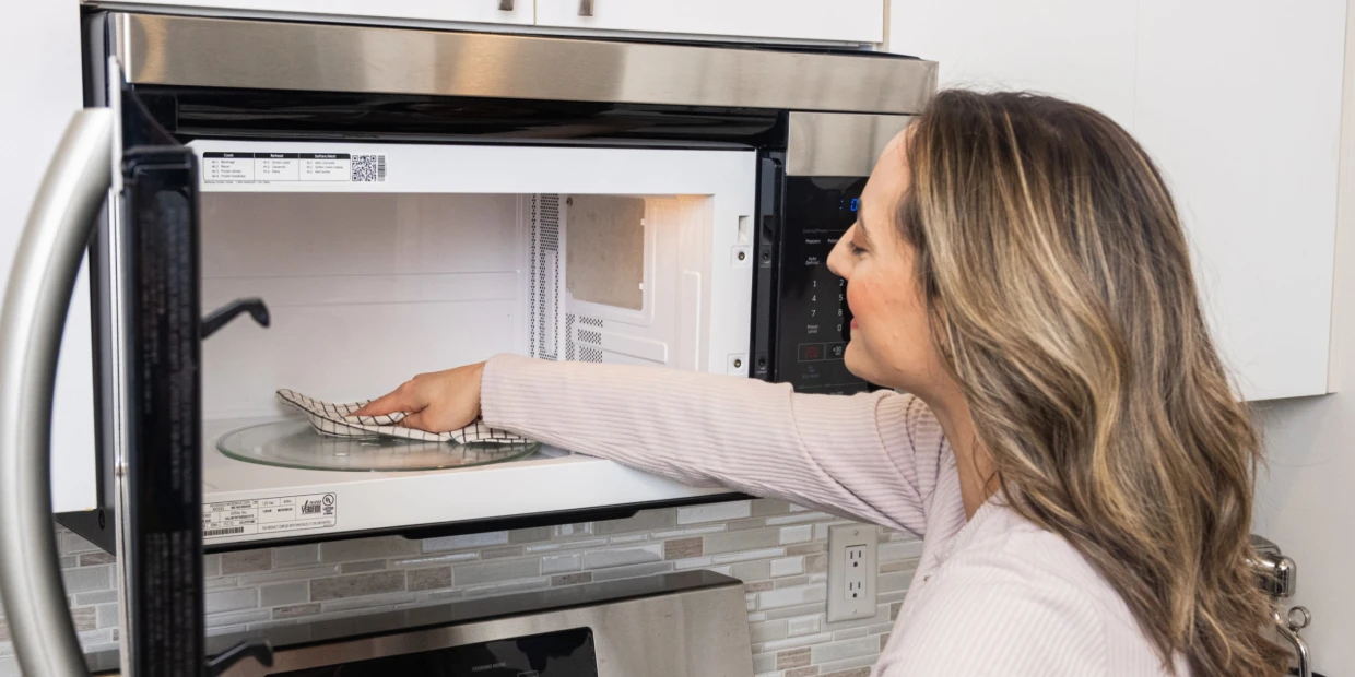 240103-how-to-series-clean-microwave-bd-main-45c632