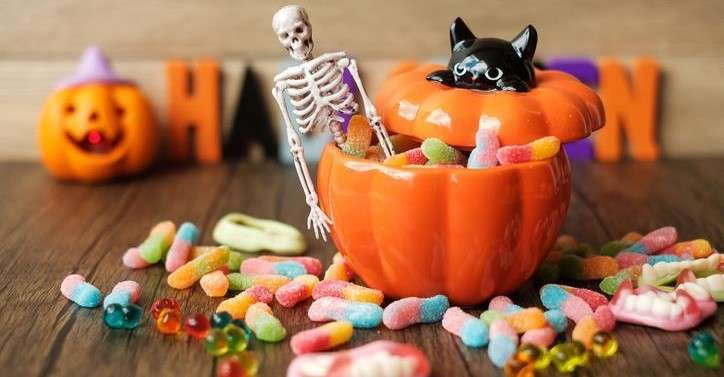 303398_gettyimages_halloweensweets_creditpanuwatdangsungnoen_875840