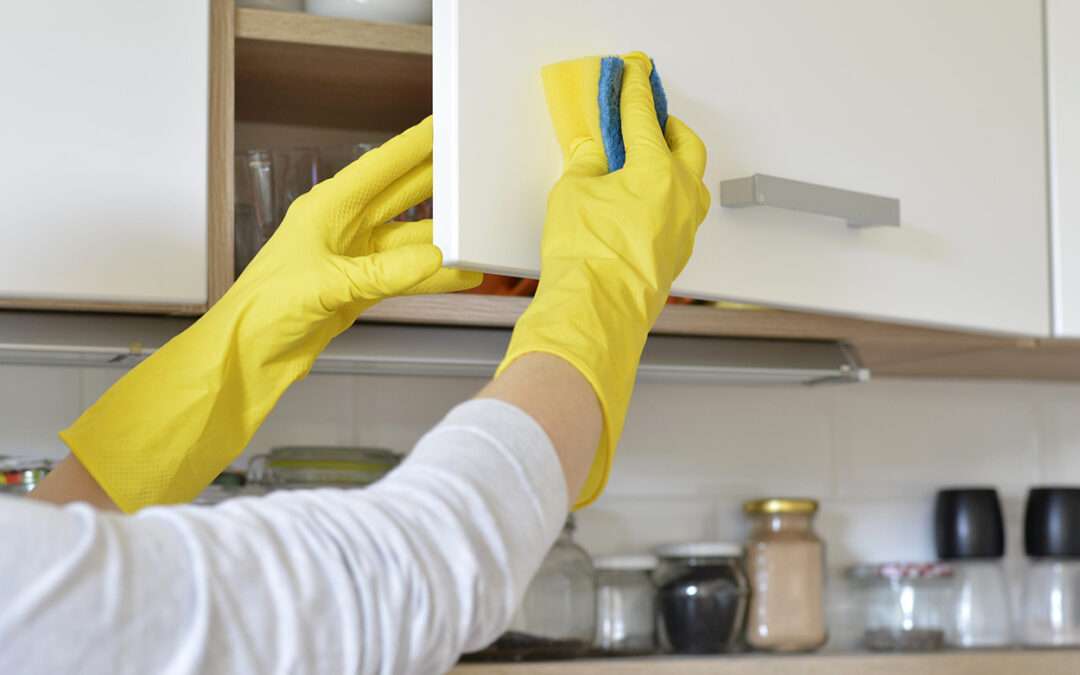 Kitchen-Cabinet-Cleaning-1080x675