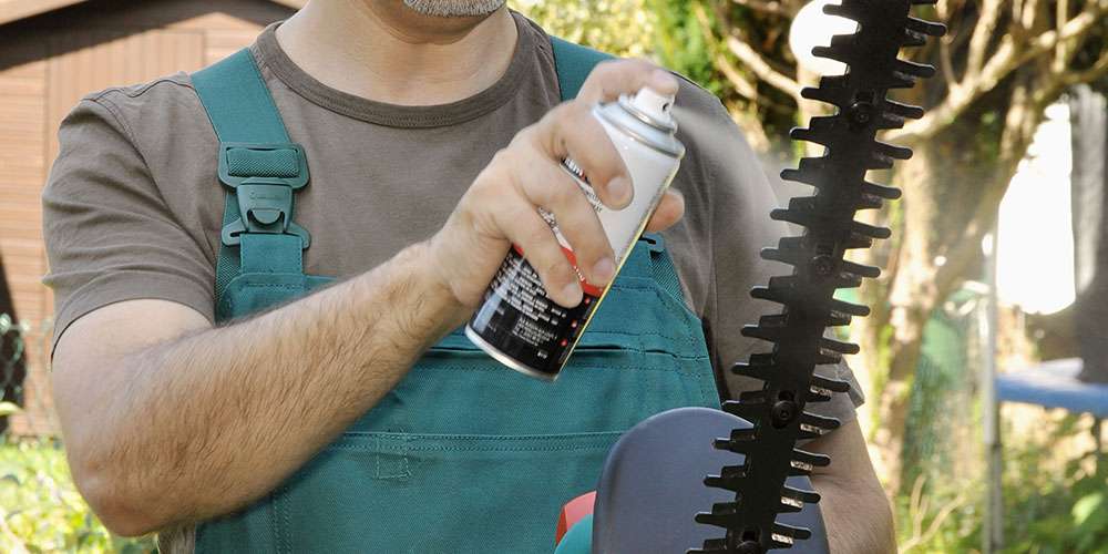 Salisbury-Greenhouse-Alberta-Garden-Tool-Care-lubricating-garden-tool (1)
